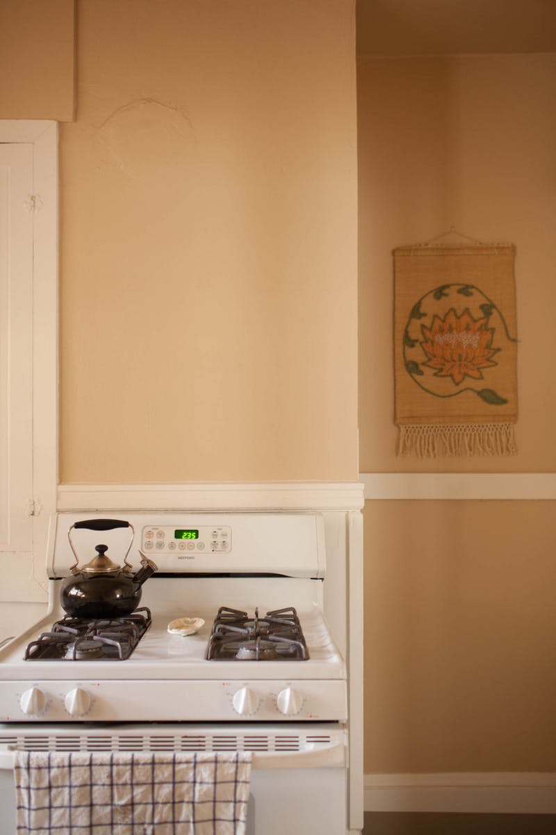 Естественный интерьер кухни - белая газовая плита в винтажном стиле