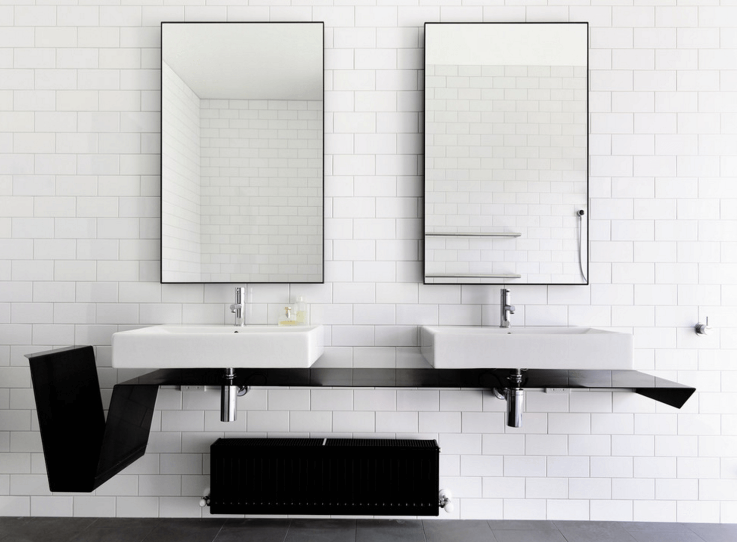 Современные прямоугольные зеркала в интерьере ванной